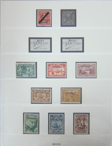 0263 (11).jpg -     Lote:    263      Colecção Especializada - Macau      Lotes Especiais       Descrição:      Macau   &mdash; Colecção montada em 3 álbuns quase completa do correio ordinário (faltam 13 selos) desde AF1 até AF1038 (1884/1999), sem correio aéreo, etiquetas, porteado, imposto postal e não emitidos. A colecção é composta por selos novos e usados indiferenciadamente, com séries mistas (novo/usado). Contém todos os blocos novos sem sinal de charneira incluindo 12 blocos Amizade Luso-Chinesa e 12 blocos Macau 1999 (CE BLC 1/76). Contém também as 50 folhas miniaturas novas sem sinal de charneira (FM 1/50). Valor total de catálogo Afinsa 2015 = &euro; 15.058,00, repartido por selos &euro; 12.382,00 + blocos &euro; 1.909,00 + Folhas Miniaturas &euro; 2.767,00. Duas folhas miniaturas com ligeiros pontos de óxido. Lote a ver.        Lote       Valor Base:     &euro; 5000,00     Valor Venda:     &euro;      